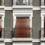 Persiana-alicantina-madera-nogal-barnizada-en-fachada