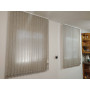  cortina-vertical-tejido-translucido-en-ambiente-comedor